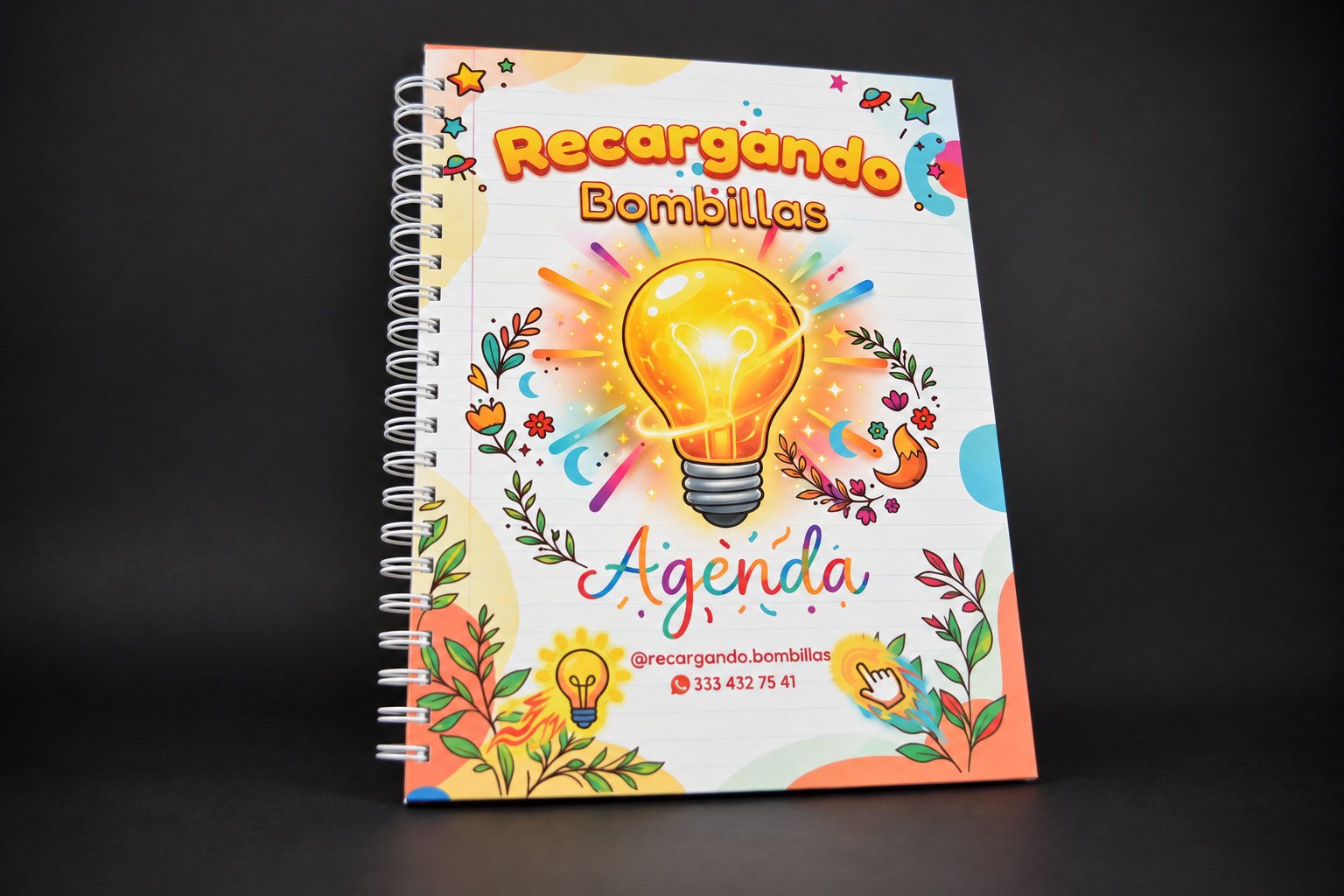 Portada ilustrada de la agenda de Recargando Bombillas con una bombilla encendida